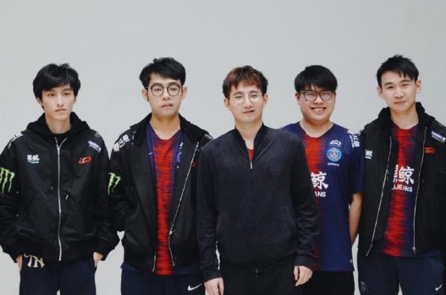 队在赛季中 队在赛季中